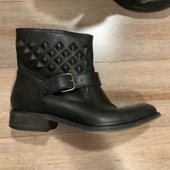 𝅺Shoestock ankle black leather boot with buckle and zipper  size 6 gently used. - Picture 5 of 15